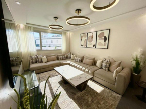 Chic & Spacious 3 Bedrooms - Train Station & Beach